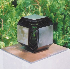 Martin Willing: Kubus, aus Fl&auml;chen gekantet, 2001, Titanblech, gelasert, gekantet, vorgespannt, H 22 cm, B 21 cm, T 20 cm